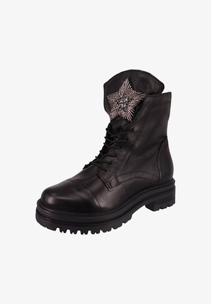 Botín de cuero negro hasta el tobillo con una superficie texturizada, diseño de cordones, suela resistente y detalle de estrella embellecido en el puño.