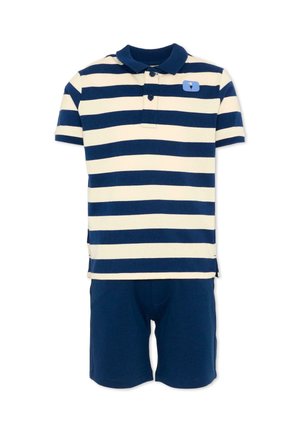Completo per bambini con polo a righe orizzontali blu navy e bianco e pantaloncini blu navy tinta unita.