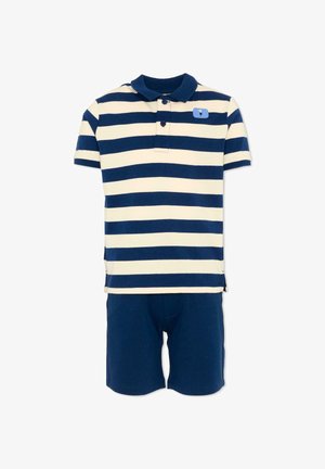 Tenue enfant avec polo rayé horizontal bleu marine et blanc et short uni bleu marine.
