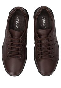 Braune Ledersneaker mit flachen Schnürsenkeln, runder Zehenpartie und strukturierten Seitenpaneelen. Mit einer schwarzen Gummisohle und einer markierten Innensohle.