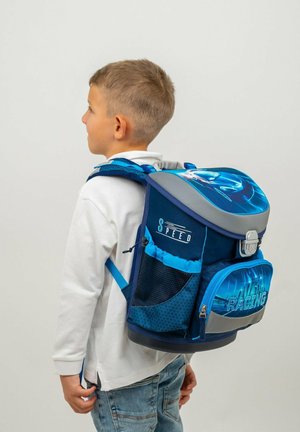 Zaino blu con una parte superiore lucida, caratterizzato da un tema racing, tasche laterali in rete e scritte "SPEED" e "RACING" in argento.