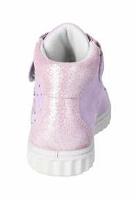 Fialová kotníková bota s třpytivou texturou, suchým zipem a bílou gumovou podrážkou. Obsahuje dekorativní prvky po stranách.
