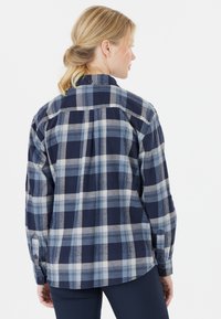 Karierte Hemd in Marineblau und Hellblau, aus weichem Stoff gefertigt. Verfügt über lange Ärmel, einen geknöpften Bund und einen geraden Saum mit lässiger Passform.