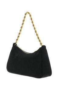 Sac à main en tissu noir avec une bandoulière en chaîne torsadée dorée et une fermeture éclair. Forme arrondie avec une texture lisse et des détails de coutures.