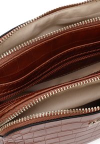 Borsa a pochette marrone con zip, caratterizzata da un motivo a crococodrillo texture, con più scomparti e dettagli in metallo dorato.