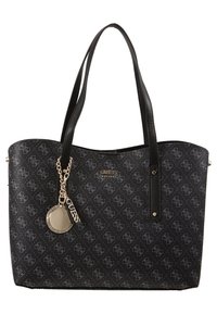 Sac cabas noir Guess avec motif logo répétitif, deux bretelles et chaîne dorée avec breloques rondes et rectangulaires de la marque.