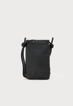 Zwarte nylon schoudertas met een rechthoekige vorm, verstelbare trekkoordsluiting, logo aan de voorkant en een gestructureerde stof.