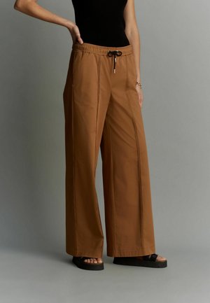 Braun, weite Hosen aus einem glatten, leichten Stoff mit einem elastischen Bund und Kordelzug. Mit Kontrastnähten und seitlichen Taschen.