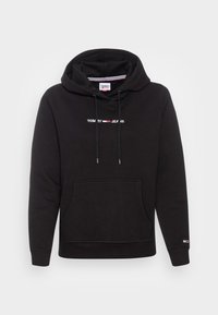 Svart Tommy Jeans hoodie med framfickor, dragsko i huvan och logotext över bröstet samt en liten logo på ärmen.