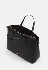 Borsa tote in pelle nera con cerniera dorata, manici doppi e un ampio interno. Presenta linee semplici e pulite e elementi di design minimalisti.