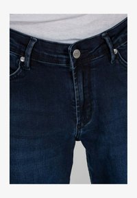 Unselected, blue black wash