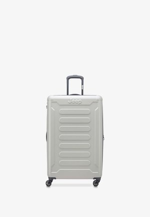 Valigia rigida argento con design rigato, manico telescopico e ruote nere. Presenta il logo Jeep sul davanti. Texture complessiva liscia.