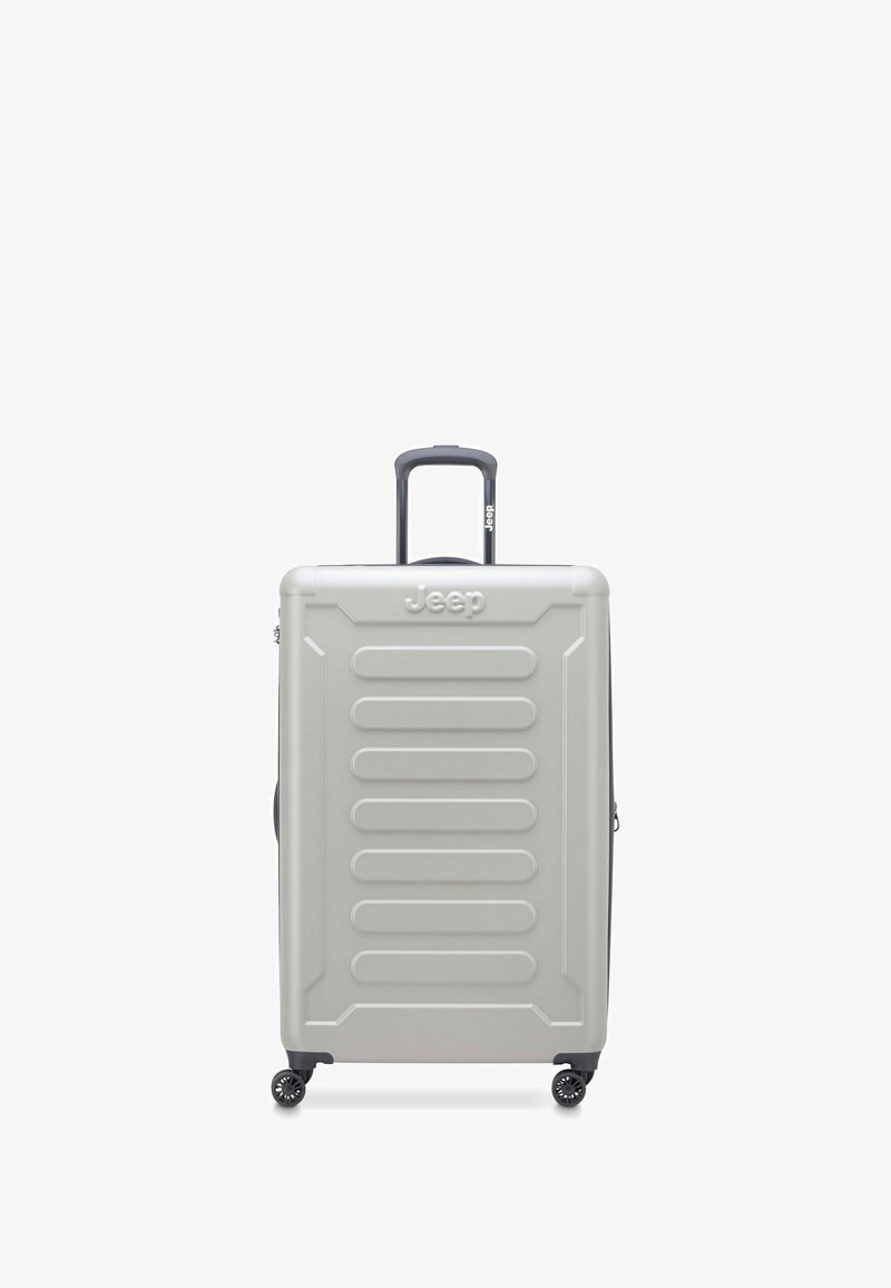 Valigia rigida argento con design rigato, manico telescopico e ruote nere. Presenta il logo Jeep sul davanti. Texture complessiva liscia.