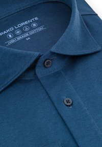 Niebieska bawełniana koszula z kołnierzykiem i guzikami, oznaczona jako "Pako Lorente", rozmiar medium, podkreślająca wysokogatunkową bawełnianą tkaninę.