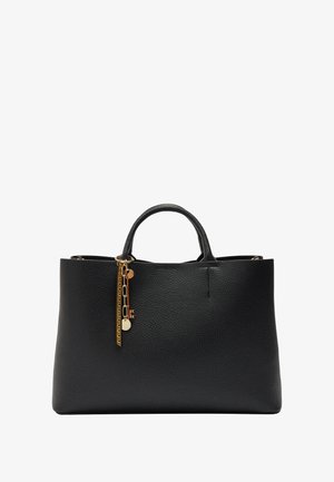 Czarna skórzana torba typu tote z teksturowanym wykończeniem, posiadająca dwie krótkie rączki i złote okucia, w tym urok przypięty łańcuszkiem.