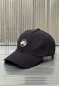 Gorra de béisbol negra hecha de una tela texturizada, con un logo bordado en la parte frontal, visera curva y correa ajustable.