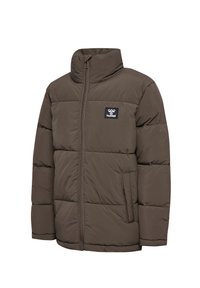 Bruine pufferjas met hoge kraag, ritssluiting en zijzakken. Heeft een doorgestikte textuur en een zwart logo op de borst.