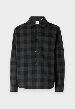 Czarna i szara flanelowa kurtka koszulowa z zapięciem na guziki, pointed kołnierzem, długimi rękawami i jedną kieszenią na piersi o gładkiej fakturze.