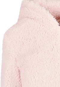 Giacca in pile rosa con una texture morbida e soffice e un design con colletto alto. Il tessuto ha un aspetto accogliente e caldo, senza hardware visibile.