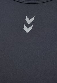 Donkergrijs sportshirt van textuurstof, met een ronde halslijn en twee lichtgrijze chevron-achtige strepen op de borst.