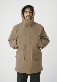Braune, kapuzenparka mit glatter, isolierter Außenseite. Verfügt über Fronttaschen und einen zentralen Reißverschluss. Einfaches, funktionales Design.