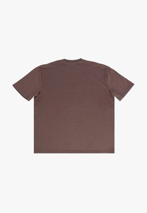 T-shirt di cotone marrone, maniche corte, collo rotondo, vestibilità rilassata, colore uniforme, texture liscia, senza motivi o grafiche visibili sul retro.