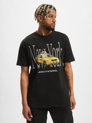 Sort bomulds T-shirt med stor "New York" tekst og et grafik af en gul taxa. Løs pasform med korte ærmer og rund hals.