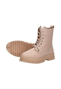 Lichtroze enkellaarzen van textuurleer. Voorzien van een ronde neus, metalen oogjes en een chunky rubberen zool met diepe noppen.