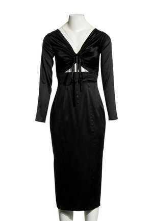 Robe midi en satin noir à manches longues avec buste froncé, col en V, liens à l'avant et taille découpée sur un mannequin blanc sur fond blanc.