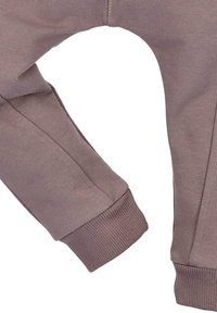 Lysebrun sweatshirtstof, der illustrerer en rundet skulder og ribbede manchetter. Designet har minimale sømme og en blød tekstur.