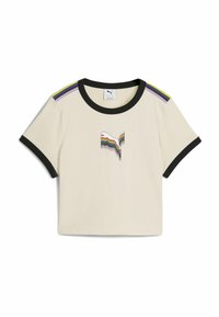 Lys cremefarvet T-shirt med korte ærmer og sort crew neckline. Har en farverig stribet detalje på skuldrene og et multicolor grafisk logo i midten.