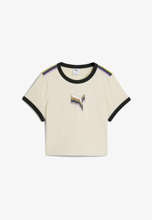Krémové tričko s krátkým rukávem a černým kulatým výstřihem. Na ramenních švech má barevný pruhovaný akcent a uprostřed se nachází vícebarevné grafické logo.