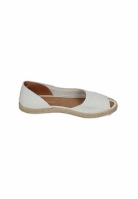 Białe skórzane espadryle z odkrytymi palcami, z juty owijanym spodem i teksturowaną cholewką. Posiadają design typu slip-on oraz minimalne akcenty przeszyć.
