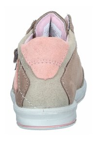 Wildleder-Sneaker in Beige und Pink mit gepolstertem Schaft und weißer Gummisohle. Rückansicht zeigt Nahtdetails und Label im Inneren.