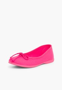 Ballerines en tissu rose avec un bout arrondi, un détail en noeud élastique et une semelle plate en caoutchouc. Texture lisse sur toute la surface.