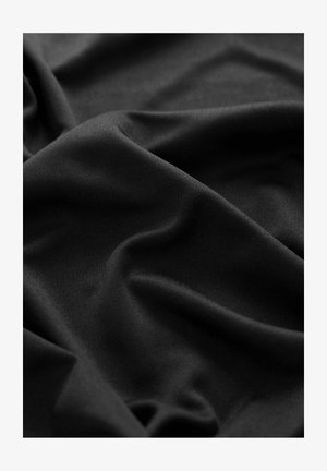 Svart tyg med en slät, något strukturerad yta, som visar mjuka draperingar och försiktiga veck. Materialet verkar syntetiskt och lätt.