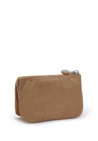 Piccolo astuccio in tessuto marrone con cerniera argentata e linguetta rotonda su uno sfondo bianco.