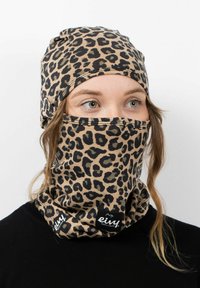 Löwenmuster-Mütze und Nackenschal-Set in Tan und Schwarz, aus weichem Stoff gefertigt, mit Logotags und einer engen Passform.