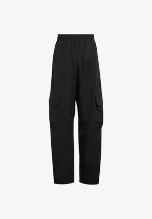 Čierne cargo nohavice s elastickým pásom a bočnými vreckami s chlopňou, strih so širokými nohavicami, zobrazené na bielom pozadí.