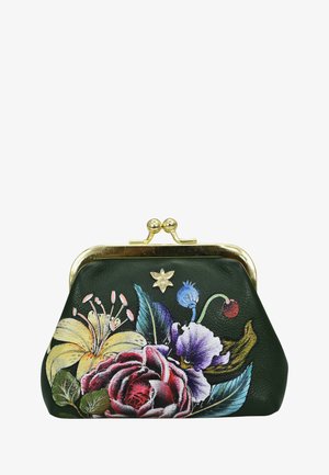 Grünes Leder-Münzmäppchen mit Blumenmalerei, goldener Verschluss und dekorativem Metallblumen-Akzent auf der Vorderseite.