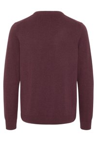 Bordeauxfarbener gestrickter Pullover mit Rundhalsausschnitt, langen Ärmeln und gerippten Bündchen und Saum. Glatte Textur, keine Muster oder Verzierungen.