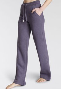 Paarse, relaxte sweatpants van zacht materiaal. Voorzien van een trekkoord in de taille, twee zijzakken en rechte pijpen met een nette zoom.