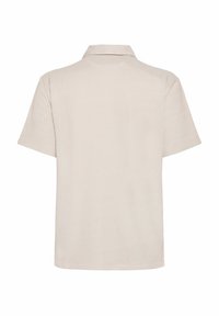 Kortærmet skjorte i lys beige med tynde lodrette striber. Har en klassisk krave og en afslappet pasform. Blødt stof og uferdig kant.