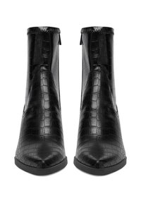Czarne botki za kostkę wykonane z błyszczącej sztucznej skóry z wzorem krokodyla. Mają spiczasty nosek i zamek błyskawiczny z tyłu.