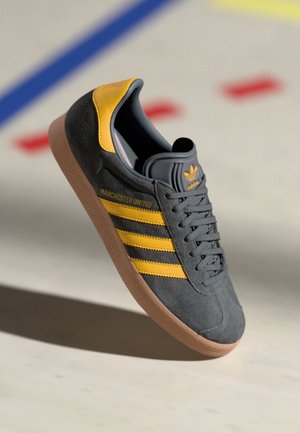 adidas Originals GAZELLE - Zaalvoetbalschoenen - manchester united/utility black/preloved yellow