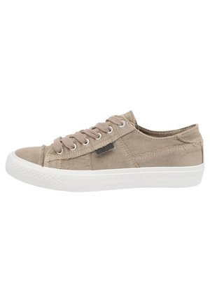 Beige Leinenschuhe mit einem Low-Top-Design, weißer Gummisohle, sechs Ösen und strukturiertem Stoff mit subtilen Stichdetails.
