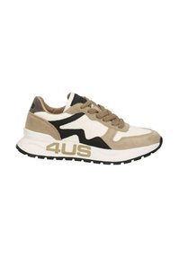 Sneaker in camoscio beige e pelle bianca con accenti neri, superficie strutturata, punta arrotondata, suola spessa e logo "4US" dorato sul lato.