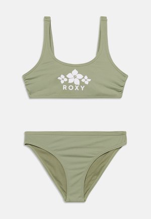 Svetlo zelena dvodelna bikini z rožnatim logotipom in napisom "ROXY" na zgornjem delu, z okroglim izrezom in ujemajočimi se visokimi spodnjimi hlačkami.