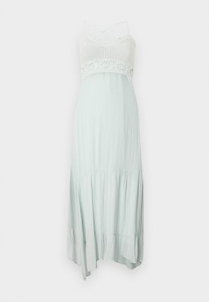 Svetlo mätovo zelené maxi šaty s pleteným živôtikom, čipkovými akcentmi a nastaviteľnými krížovými ramienkami, so splývavou, tiered sukňou.