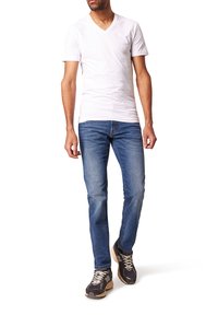 Weißes, kurzärmeliges V-Neck T-Shirt, kombiniert mit blauen Jeans und schwarzen Sportschuhen, das ein lässiges, figurbetontes Design präsentiert.